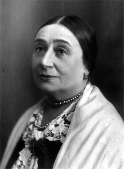 Варвара Николаевна Рыжова (1871–1963) – русская актриса, народная артистка СССР; с 1893 г. – в Малом театре; неподражаемая исполнительница бытовых и характерных ролей в русском классическом репертуаре